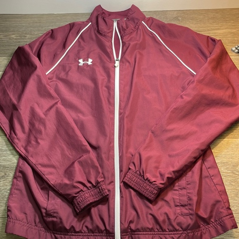 Under armour light zip up jacket size small woman’s (c18)